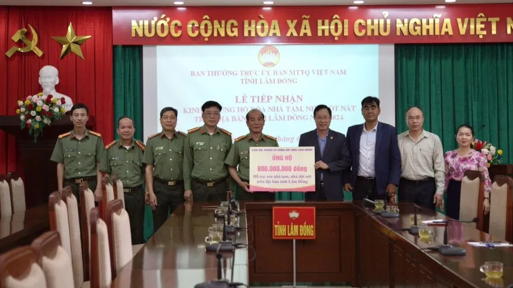 Đại tá Lê Hồng Phong - PGĐ Công an tỉnh Lâm Đồng trao 800 triệu ủng hộ quỹ “Xóa nhà tạm, nhà dột nát”. Công an tỉnh Lâm Đồng đóng góp xóa nhà tạm, nhà dột nát vào năm 2025