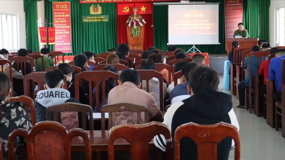100 học sinh, thanh thiếu niên và phụ huynh được Công an huyện Đức Trọng tuyên truyền, phổ biến, giáo dục pháp luật. Ảnh: VT Công an huyện hướng dẫn học sinh nhận diện thông tin xấu độc trên mạng xã hội