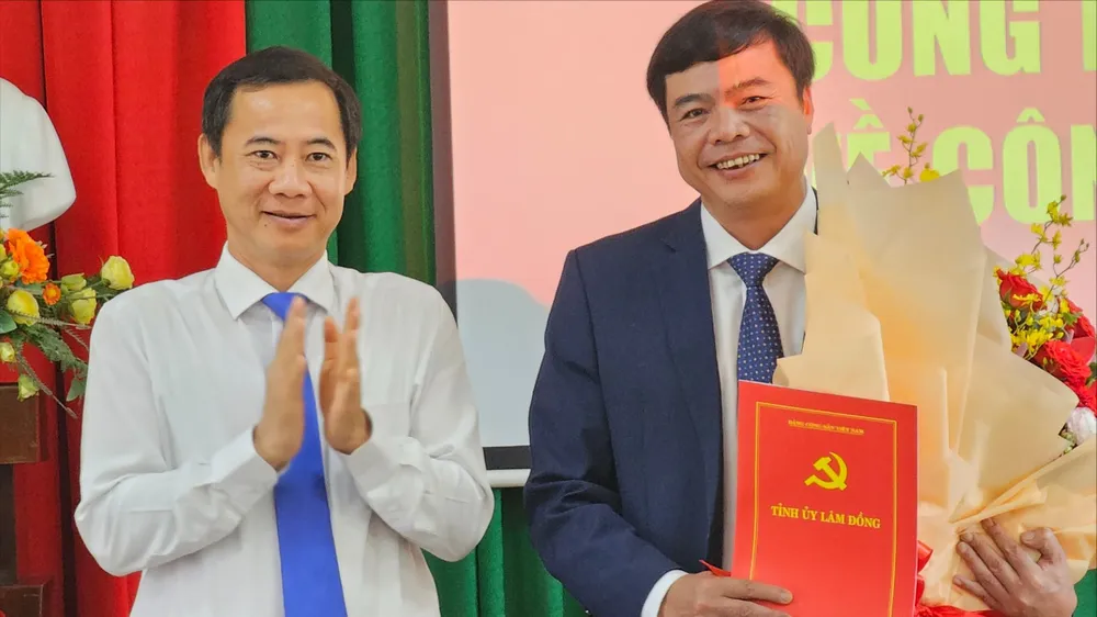 Ông Nguyễn Thái Học trao quyết định cho tân Bí thư Thành uỷ Đà Lạt. Ảnh: VT Ông Nguyễn Thái Học trao quyết định cho tân Bí thư Thành uỷ Đà Lạt. Ảnh: VT