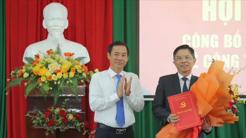 Quyền Bí thư Tỉnh ủy Lâm Đồng tặng hoa cho ông Đặng Trí Dũng. Ảnh: VT thanh-uy-da-lat-333.jpg