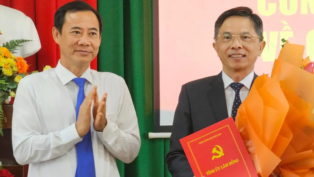 Quyền Bí thư Tỉnh uỷ Nguyễn Thái Học tặng hoa cho ông Đặng Trí Dũng. Ảnh: VT Quyền Bí thư Tỉnh uỷ Nguyễn Thái Học tặng hoa cho ông Đặng Trí Dũng. Ảnh: VT