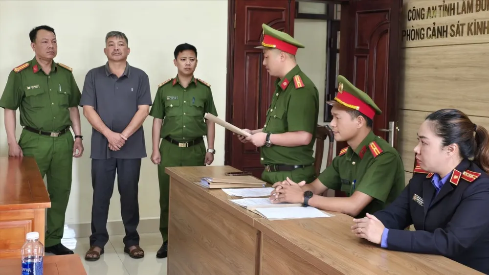 Ông Cà Đức Hom, Chủ tịch xã Nam Hà (nguyên chủ tịch xã Phi Tô) bị bắt để điều tra về hành vi thiếu trách nhiệm gây hậu quả nghiêm trọng. pho-chu-tich-xa.jpg