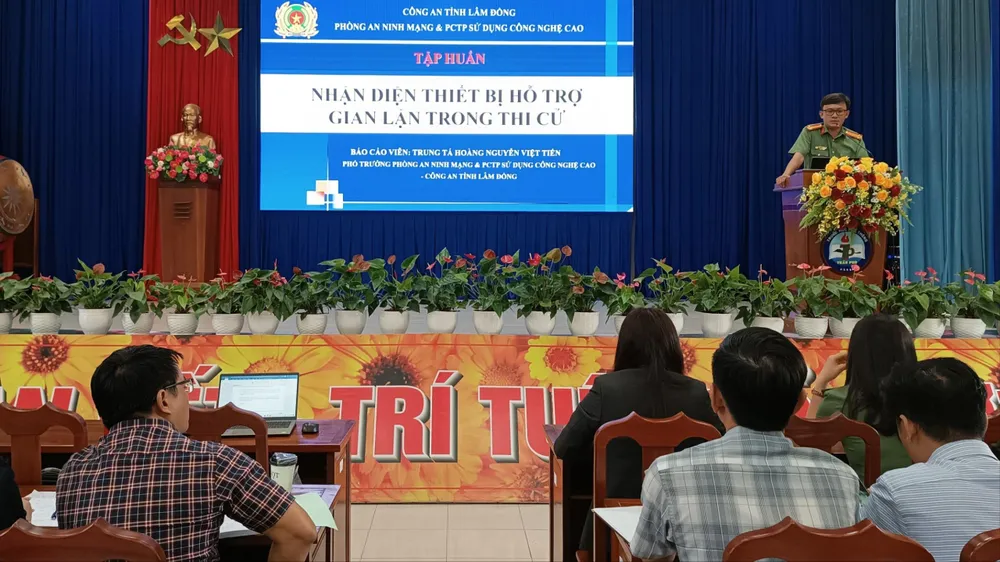 Công an tỉnh Lâm Đồng tập huấn cho các giáo viên nhận diện các thiết bị kỹ thuật công nghệ cao, đề phòng gian lận trong thi cử. Ảnh: VT cong-nghe-cao-1.jpg