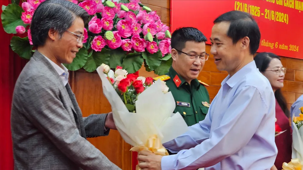 Quyền Bí thư Tỉnh uỷ Lâm Đồng - Nguyễn Thái Học tặng hoa cho các cơ quan báo chí có Văn phòng trên địa bàn tỉnh. Ảnh: VT Quyền Bí thư Tỉnh uỷ Lâm Đồng: Xem báo chí là kênh thông tin để phục vụ cho việc điều hành, lãnh đạo