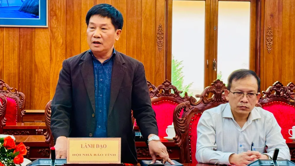 Chủ tịch Hội Nhà báo tỉnh Lâm Đồng phát biểu tại buổi gặp mặt. Ảnh: VT tinh-uy-lam-dong-5.jpg