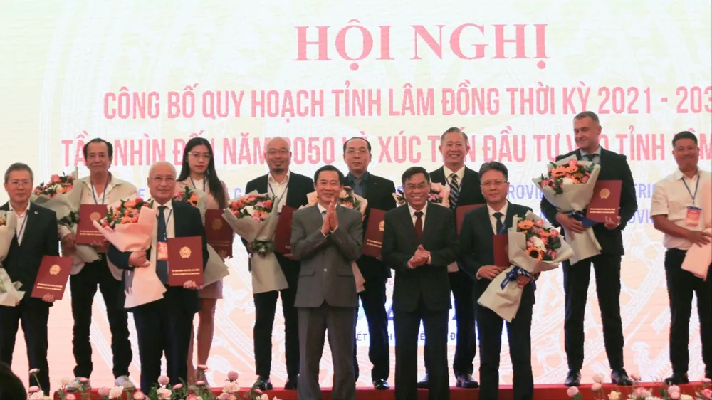 Quyền Bí thư Tỉnh uỷ Lâm Đồng Nguyễn Thái Học trao chứng nhận đầu tư cho các công ty. Ảnh: VÕ TÙNG tinh-lam-dong-125.jpg