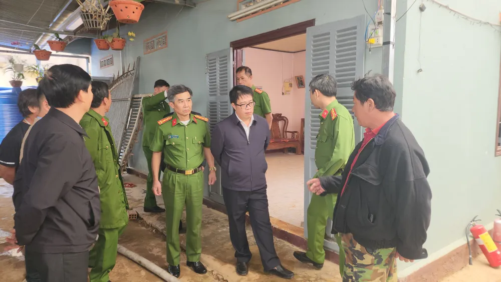 Phó CHủ tịch UBND tỉnh đến hiện trường chỉ đạo cứu nạn z5568740933498_bfa59adadb11244230447fcefe50fa55.jpg