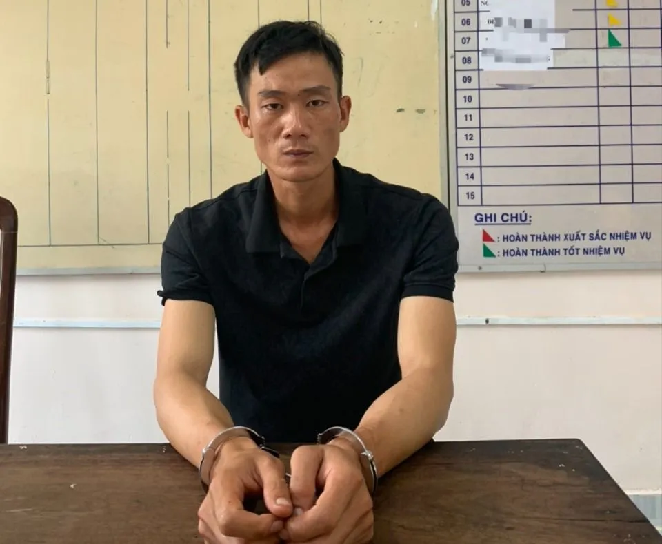 Trần Công Cường bị công an Đạ Huoai bắt giữ sau vài giờ gây án. Ảnh: VT Công an Đạ Huoai bắt kẻ giết người sau vài giờ gây án