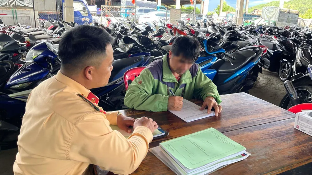 Công an TP Đà Lạt đã lập biên bản xử phạt vi phạm hành chính xe-29-cho-2.jpg