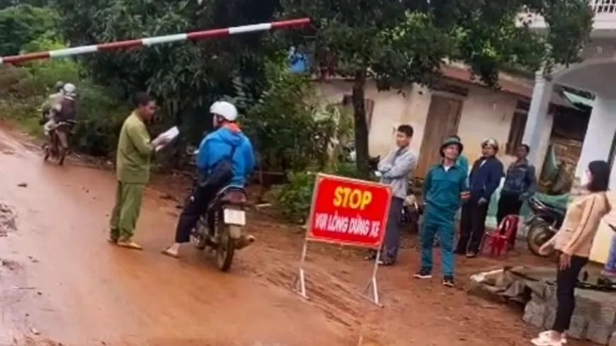 Barie chắn đường để thu tiền làm đường đã được tháo bỏ Tháo barie chắn đường để thu tiền