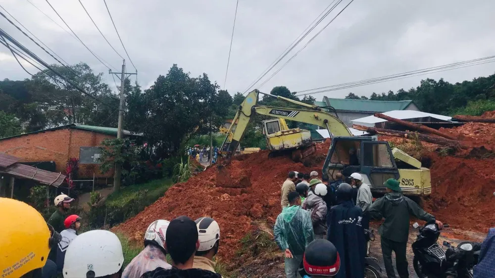 Lực lượng chức năng khẩn trương cứu hộ, dọn dẹp hiện trường vụ sạt lở đất. Ảnh: VT sat-lo-dat-11.jpg