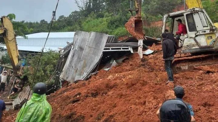 UBND tỉnh yêu cầu di dời các hộ dân ra khỏi vùng có nguy cơ sạt lở. Ảnh: VT UBND tỉnh Lâm Đồng: Cưỡng chế các hộ dân ra khỏi vùng có nguy cơ sạt lở