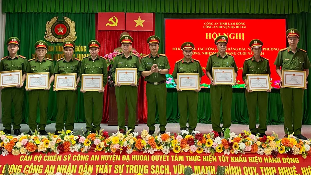 Nhiều tập thể, cá nhân được khen thưởng vì phá thành công chuyên án ma tuý ở huyện Đạ Huoai. Ảnh: VT Lâm Đồng: Khen thưởng nhiều tập thể, cá nhân phá chuyên án ma tuý