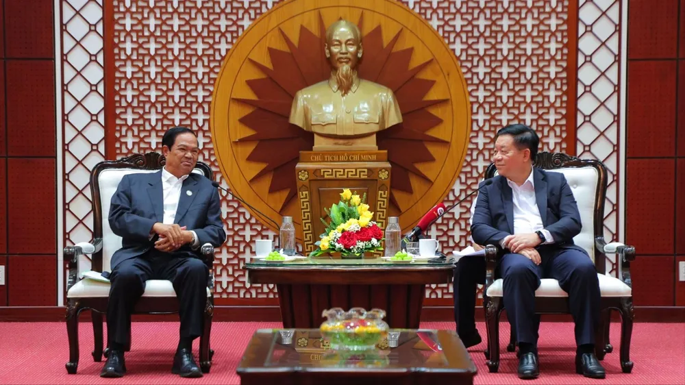 Trưởng Ban Tuyên giáo Trung ương tiếp xã giao Đoàn đại biểu Hội Cựu chiến binh Campuchia. Ảnh: TG Trưởng Ban Tuyên giáo Trung ương Nguyễn Trọng Nghĩa tiếp xã giao Đoàn đại biểu Hội Cựu chiến binh Campuchia