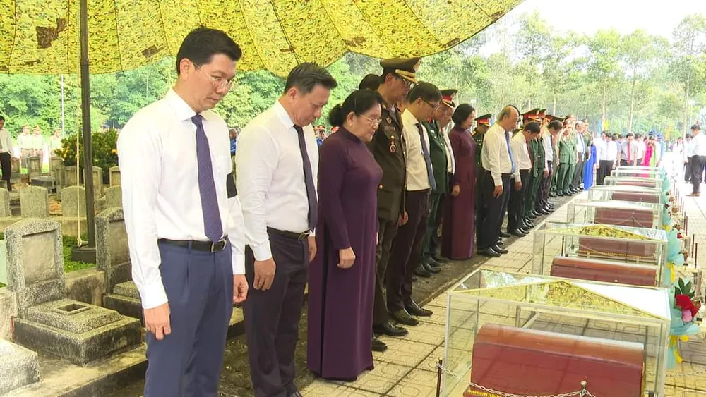 172 hài cốt liệt sĩ quân tình nguyện Việt Nam hy sinh tại Campuchia được an táng. Ảnh: VT hai-cot-liet-si-4.jpg