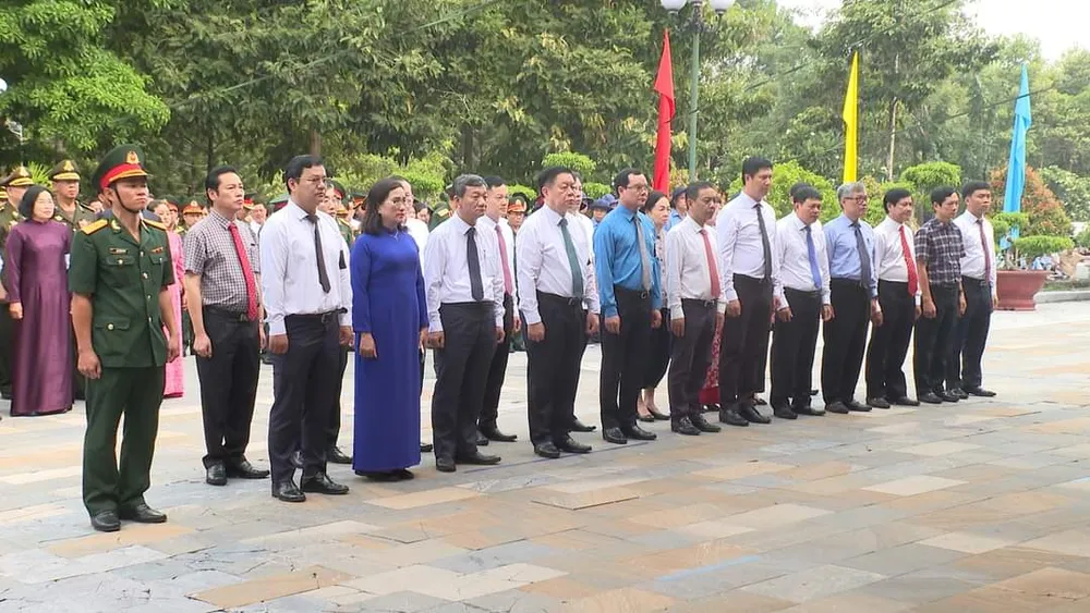 Trưởng Ban Tuyên giáo Trung ương Nguyễn Trọng Nghĩa dự Lễ truy điệu và an táng hài cốt liệt sĩ quân tình nguyện và chuyên gia Việt Nam hy sinh tại Campuchia. Ảnh: VT hai-cot-liet-si.jpg