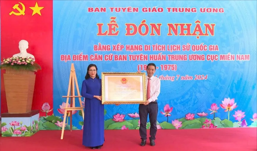 Đón nhận bằng xếp hạng Di tích lịch sử quốc gia Ban Tuyên huấn Trung ương Cục miền Nam. Ảnh: VT hhh.jpg