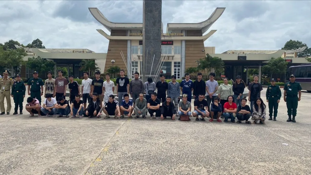 Đại diện lực lượng chức năng Campuchia bàn giao 39 công dân Việt Nam cho Đồn Biên phòng CKQT Mộc Bài. Ảnh: VT nhieu-nan-nhan.jpg