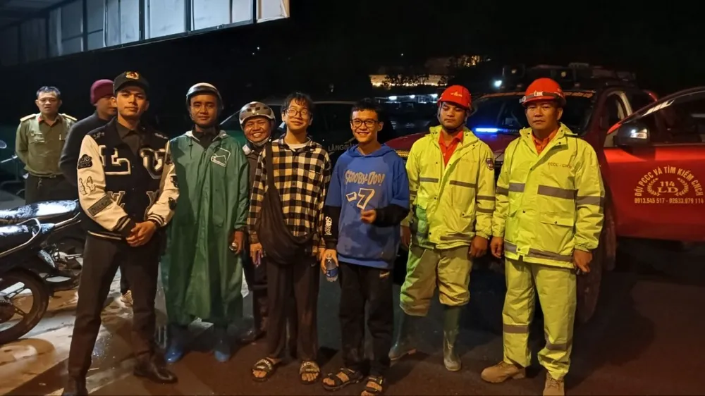 Cứu 3 du khách đi lạc trong rừng Bidoup - Núi Bà