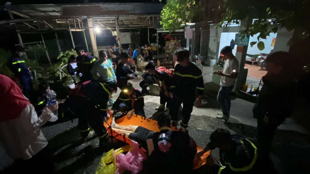 Công an phối hợp cùng Ban Quản lý khu du lịch Quốc gia núi Bà Đen đã đưa được các nạn nhân xuống chân núi an toàn. Ảnh: VT nui-ba-den-1.jpg