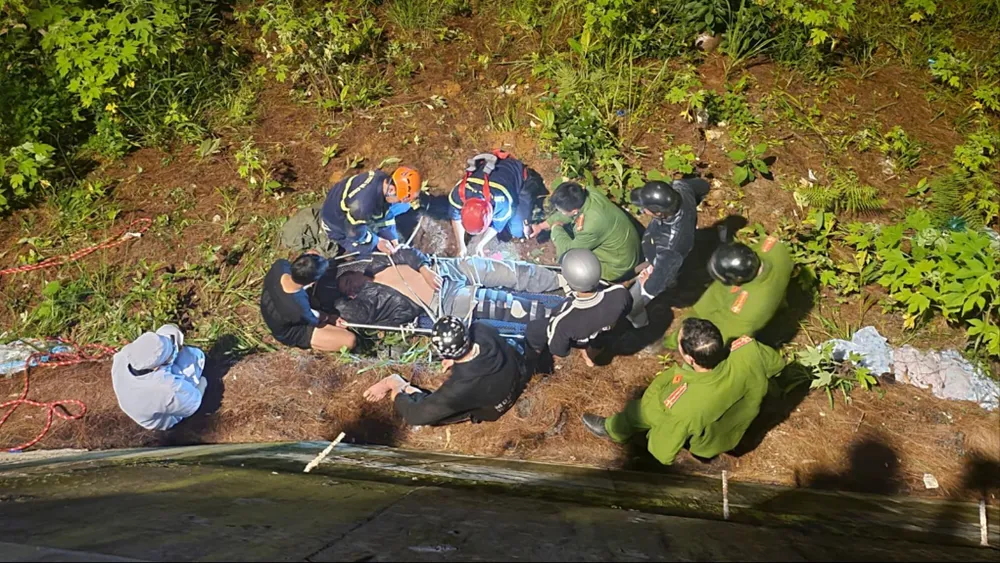 Thanh niên tông vào hộ lan, rơi xuống vực sâu ở đèo Prenn