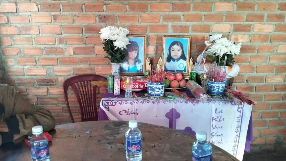 Hai bé gái đuối nước dưới ao nước trước nhà