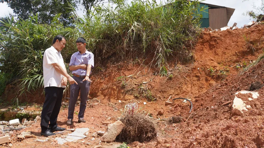 Quyền Bí thư Tỉnh uỷ Nguyễn Thái Học kiểm tra, yêu cầu làm rõ nguyên nhân các vụ sạt lở gây hậu quả nghiêm trọng. Ảnh: CT quyen-bi-thu-2.jpg
