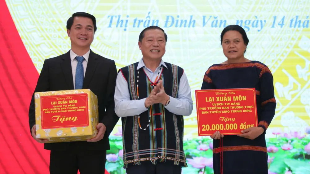 Phó Trưởng Ban Thường trực Ban Tuyên giáo Trung ương Lại Xuân Môn (giữa) tại ngày hội Phó trưởng Ban Thường trực Ban Tuyên giáo Trung ương dự Ngày hội Toàn dân bảo vệ an ninh Tổ quốc tại Lâm Đồng