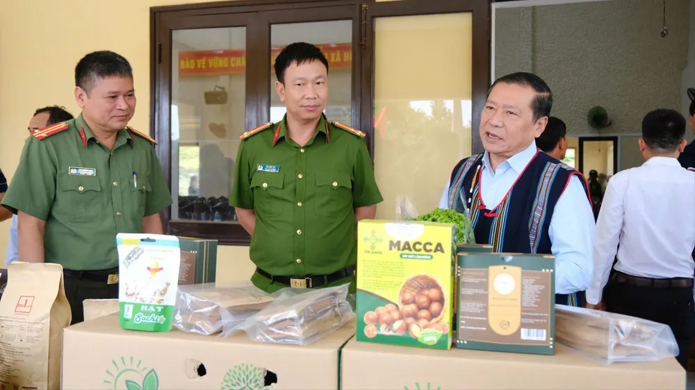 Ông Lại Xuân Môn tham quan gian hàng trưng bày sản phẩm đặc sản địa phương an-ninh-to-quoc-33.jpg