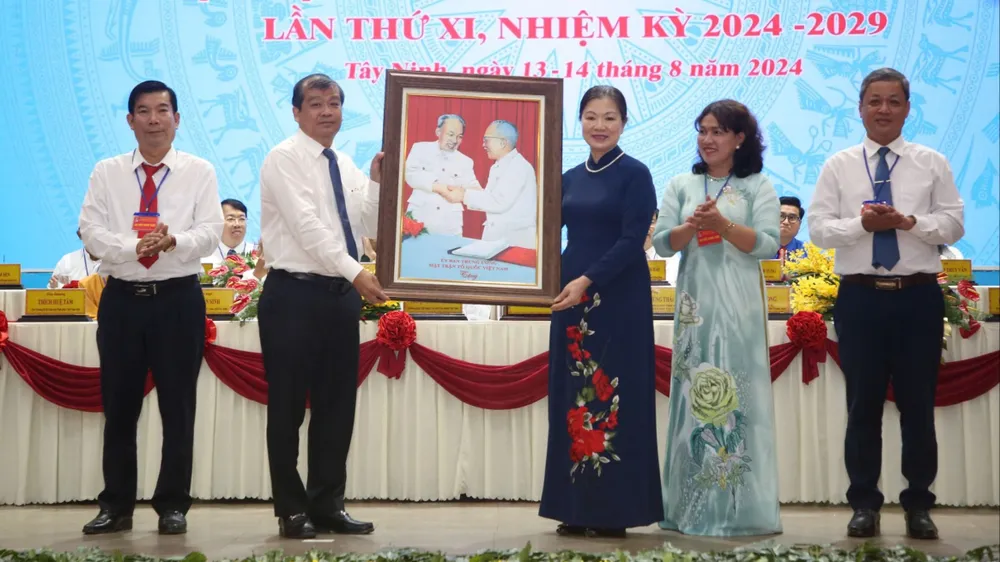 Bà Trương Thị Ngọc Ánh - Phó Chủ tịch Uỷ ban Trung ương MTTQ Việt Nam tặng bức ảnh kỷ niệm cho Uỷ ban MTTQ Việt Nam tỉnh Tây Ninh. tinh-tay-ninh-4.jpg