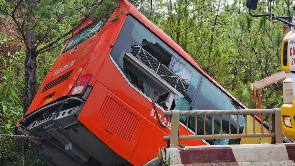 Tài xế đập kính đưa hành khách ra ngoài an toàn. Ảnh: VT cau-da-sa-3.jpg
