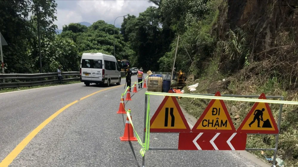 Hạn chế lưu thông qua đèo Bảo Lộc để xử lý sạt lở ảnh 1 Hạn chế lưu thông qua đèo Bảo Lộc để xử lý sạt lở