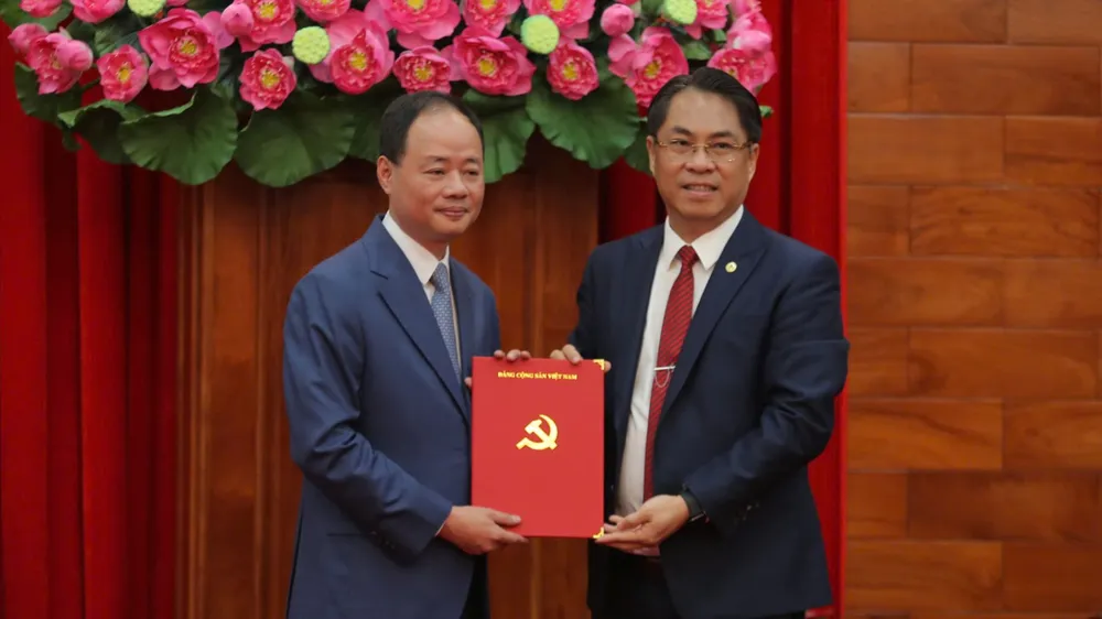 Phó Trưởng Ban Tổ chức Trung ương Phan Thăng An (bên phải) trao quyết định cho ông Trần Hồng Thái. Ảnh: TTĐ ong-tran-hong-thai-b.jpg