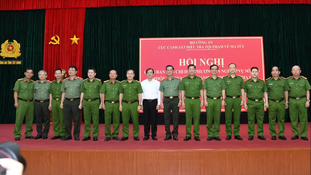 Các đại biểu chụp ảnh lưu niệm toi-pham-ve-ma-tuy-2.jpg