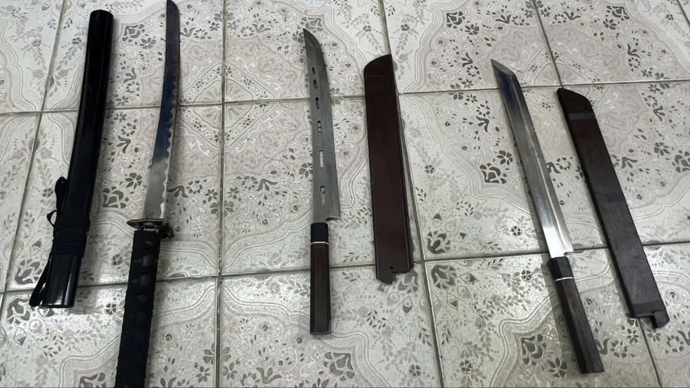 Hung khí gây án. nhom-thanh-nien-2.jpg