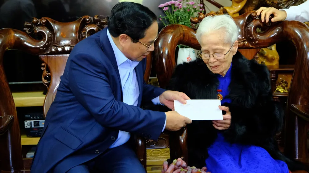 Thủ tướng Phạm Minh Chính tặng quà thăm hỏi mẹ Trần Thị Thung pham-chinh-chinh-3.jpg