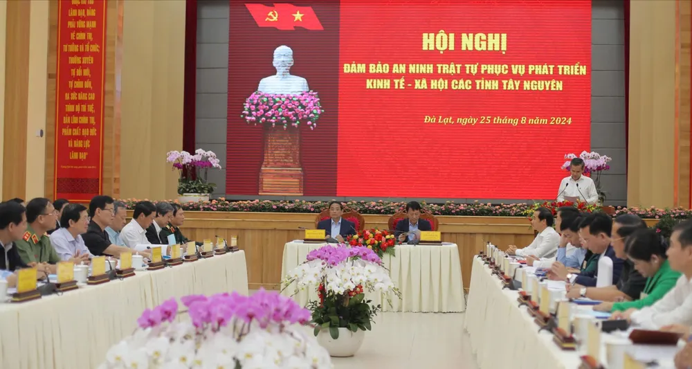 Thượng tướng Lương Tam Quang đồng chủ trì hội nghị Đảm bảo an ninh trật tự phục vụ phát triển kinh tế - xã hội các tỉnh Tây Nguyên cùng Thủ tướng Phạm Minh Chính. Ảnh: VÕ TÙNG pham-minh-chinh.jpg
