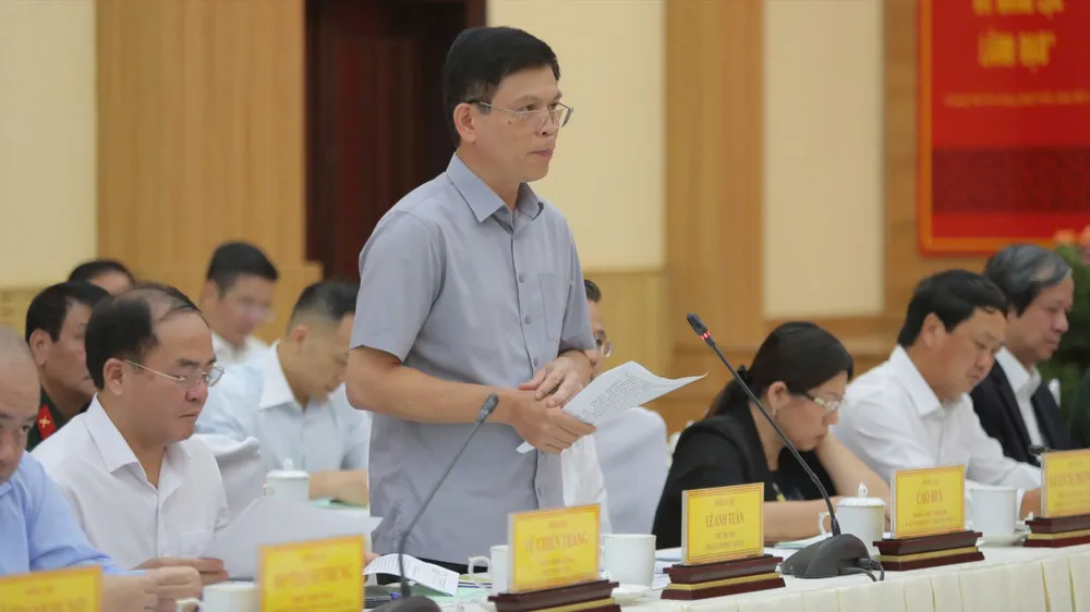 Thứ trưởng Bộ GTVT Lê Anh Tuấn trao đổi tại buổi làm việc. Ảnh: VT tinh-uy-lam-dong-t.jpg