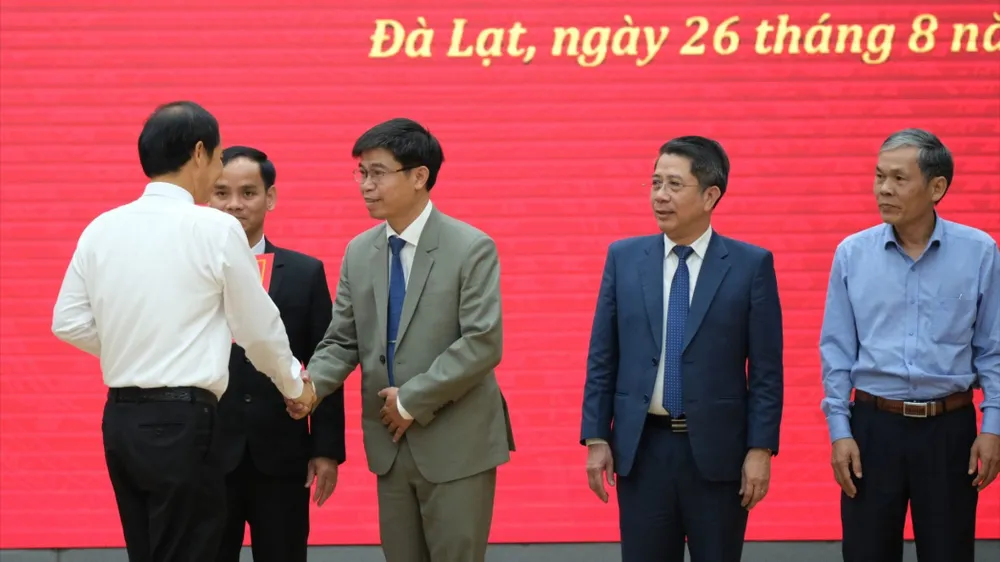 Ông Nguyễn Văn Châu (áo xám) Phó Giám đốc Sở NN&PTNT được điều động giữ chức vụ Bí thư Huyện ủy Đam Rông. Ảnh: VT tinh-lam-dong-22.jpg