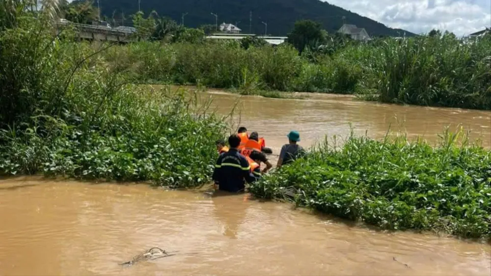 Người đàn ông được cứu sống dưới dòng nước chảy xiết Cứu sống người đàn ông dưới dòng nước chảy xiết