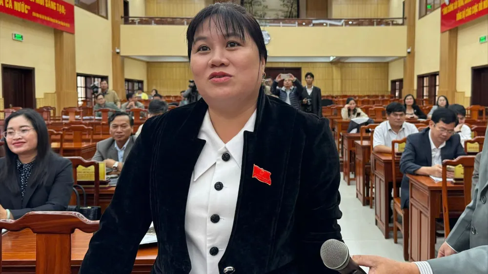 Đại biểu huyện Cát Tiên phát biểu tại kỳ họp HĐND tỉnh Lâm Đồng. Ảnh: VÕ TÙNG Thông qua Nghị quyết nhập 3 huyện phía Nam tỉnh Lâm Đồng