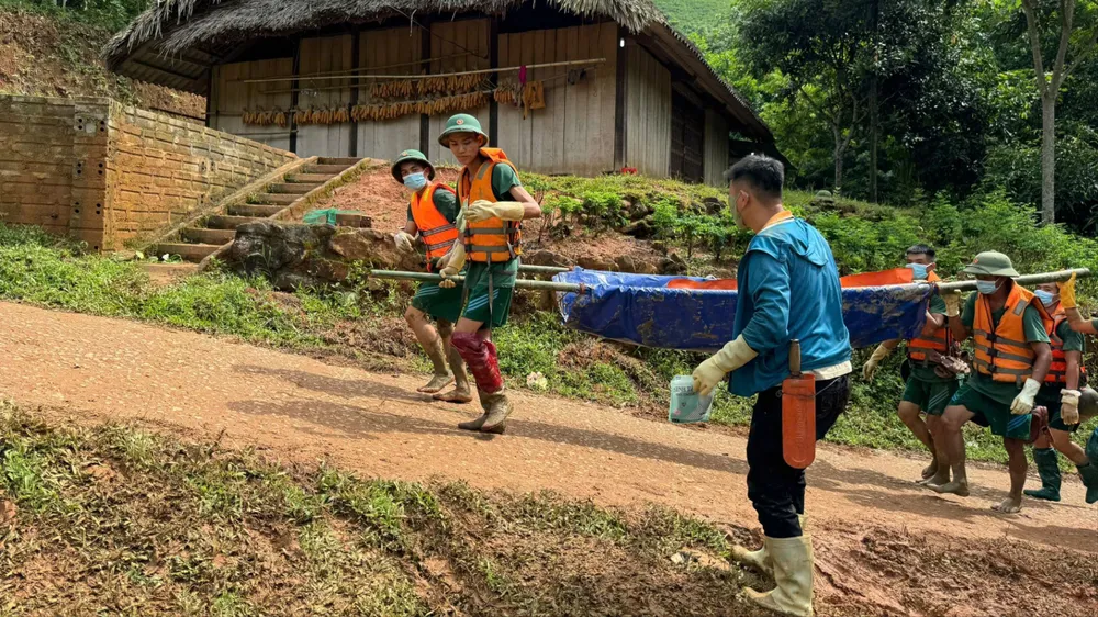 Lực lượng chức năng tiếp tục tìm thấy nhiều thi thể. Ảnh: THANH TÚ THON-LANG-NU-2.jpg