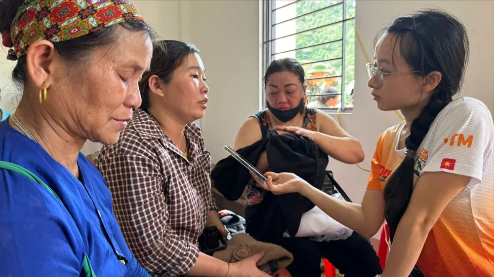 Phóng viên Pháp Luật TP.HCM đang tác nghiệp ở thôn Làng Nủ. Ảnh: VÕ TÙNG thon-lang-nu.jpg