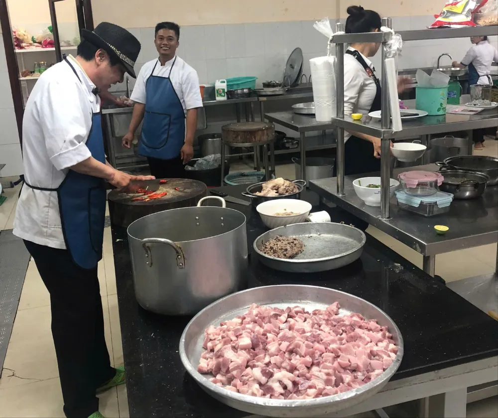 Bịch ruốc bông mang tấm lòng thơm thảo của nhân viên nhà khách Tỉnh ủy Lâm Đồng dành cho bà con vùng lũ