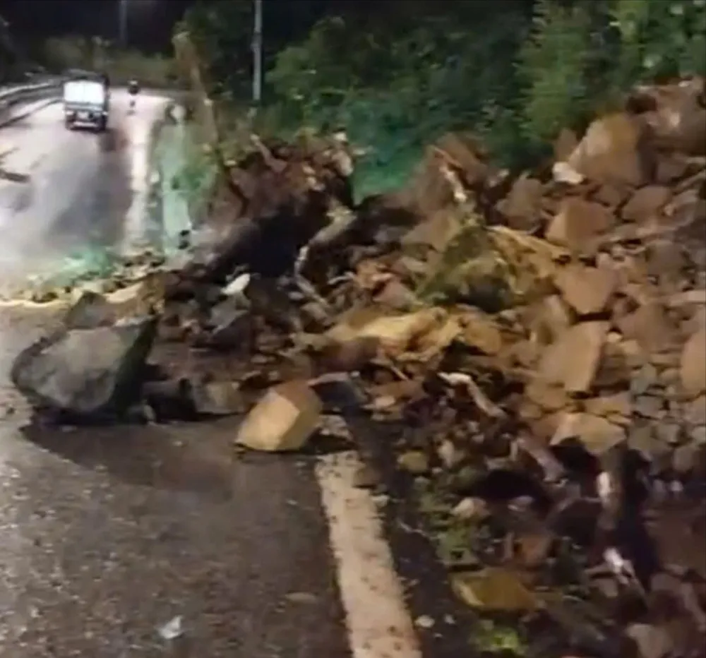 Mưa lớn kéo dài, đèo Bảo Lộc bị sạt