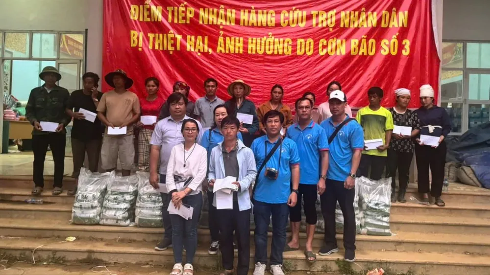 CLB pháp lý cùng các mạnh thường quân đến huyện Bắc Hà hỗ trợ bà con. Ảnh: TT thon-kho-vang-3.jpg