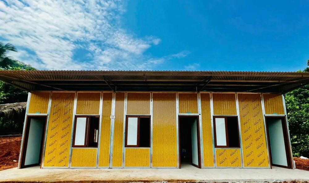 Khu nhà tạm được xây dựng trên khu đất rộng 2.000 m2. thon-lang-nu-9.jpg