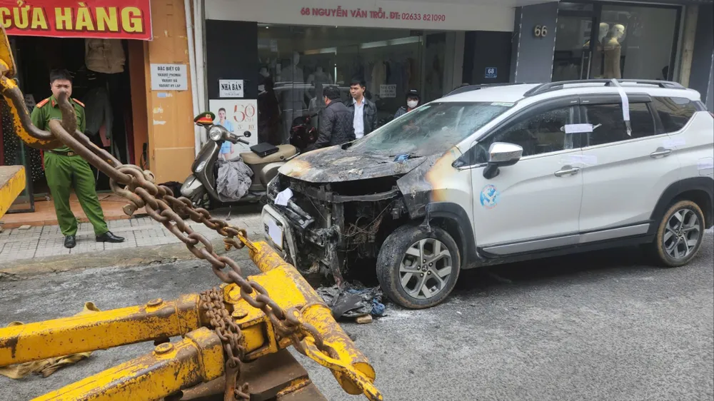 Taxi đang đậu ở TP Đà Lạt thì bốc cháy trong đêm