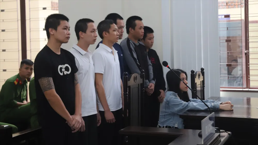 8 bị can mở tiệc ma tuý bị toà án TP Bảo Lộc đưa ra xét xử. 8 bị cáo lãnh hơn 54 năm tù vì mở tiệc ma tuý ở TP. Bảo Lộc