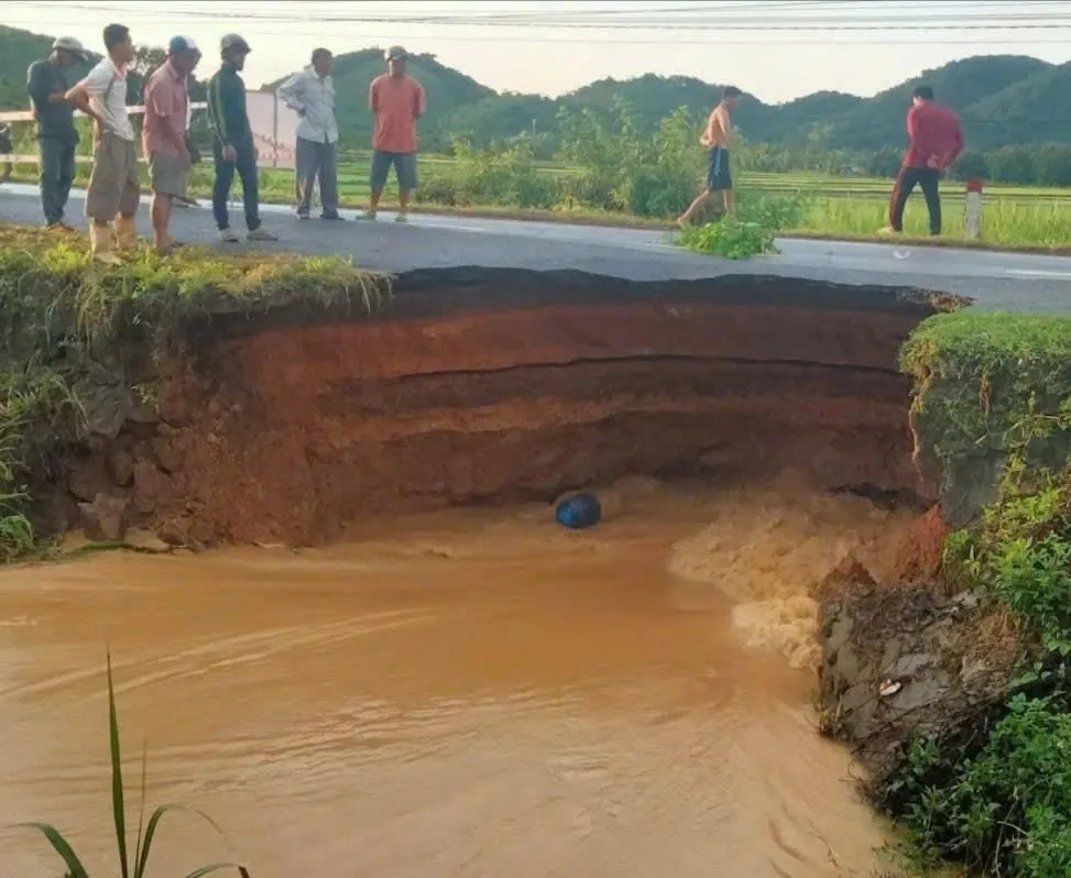 Dòng nước vẫn chảy xiết. Ảnh: TGN TINH-LO-721-2jpg.jpg